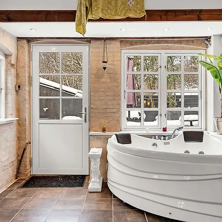 Stimmungsvolles Mit Und Garten Ferienhaus
